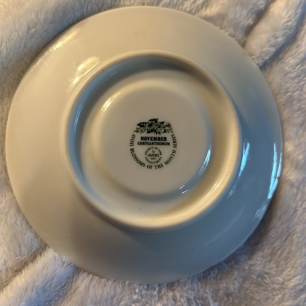 Avon 1991 Vintage Collectible November Chrysanthemum Saucer Only - Picture 2 of 4